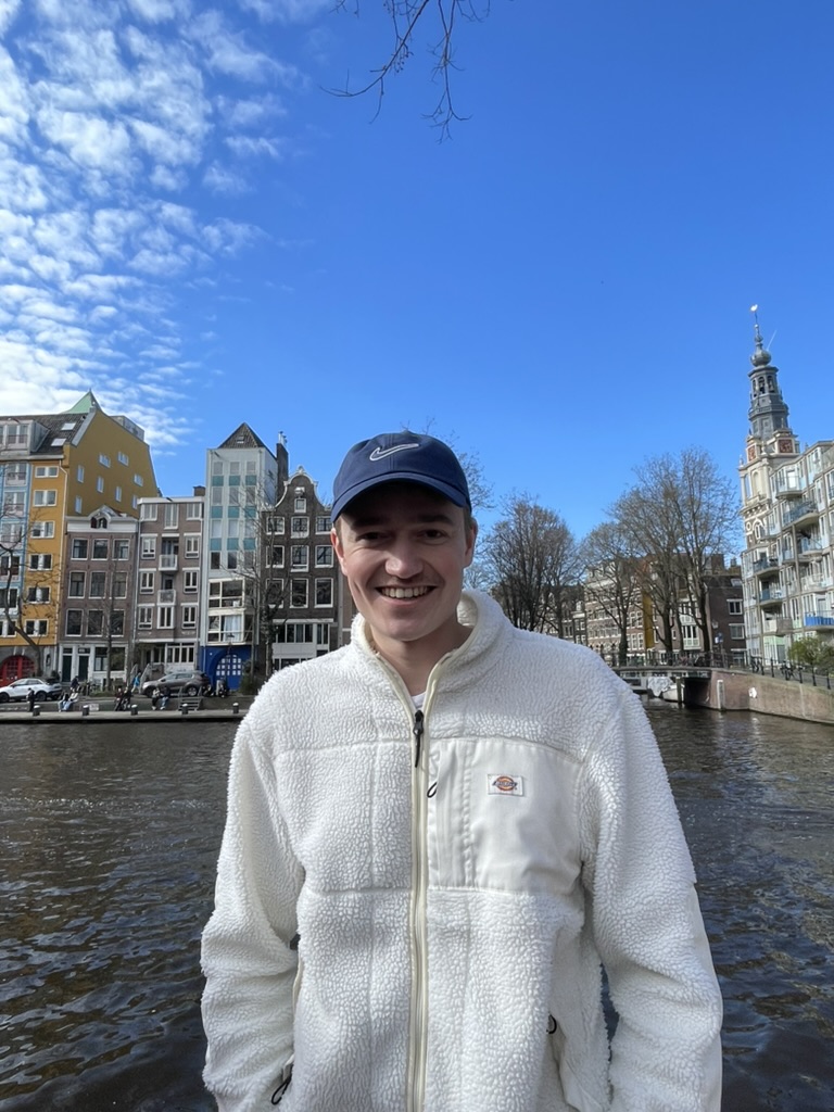 Stef, de maker van Tally, aan een Amsterdamse gracht.